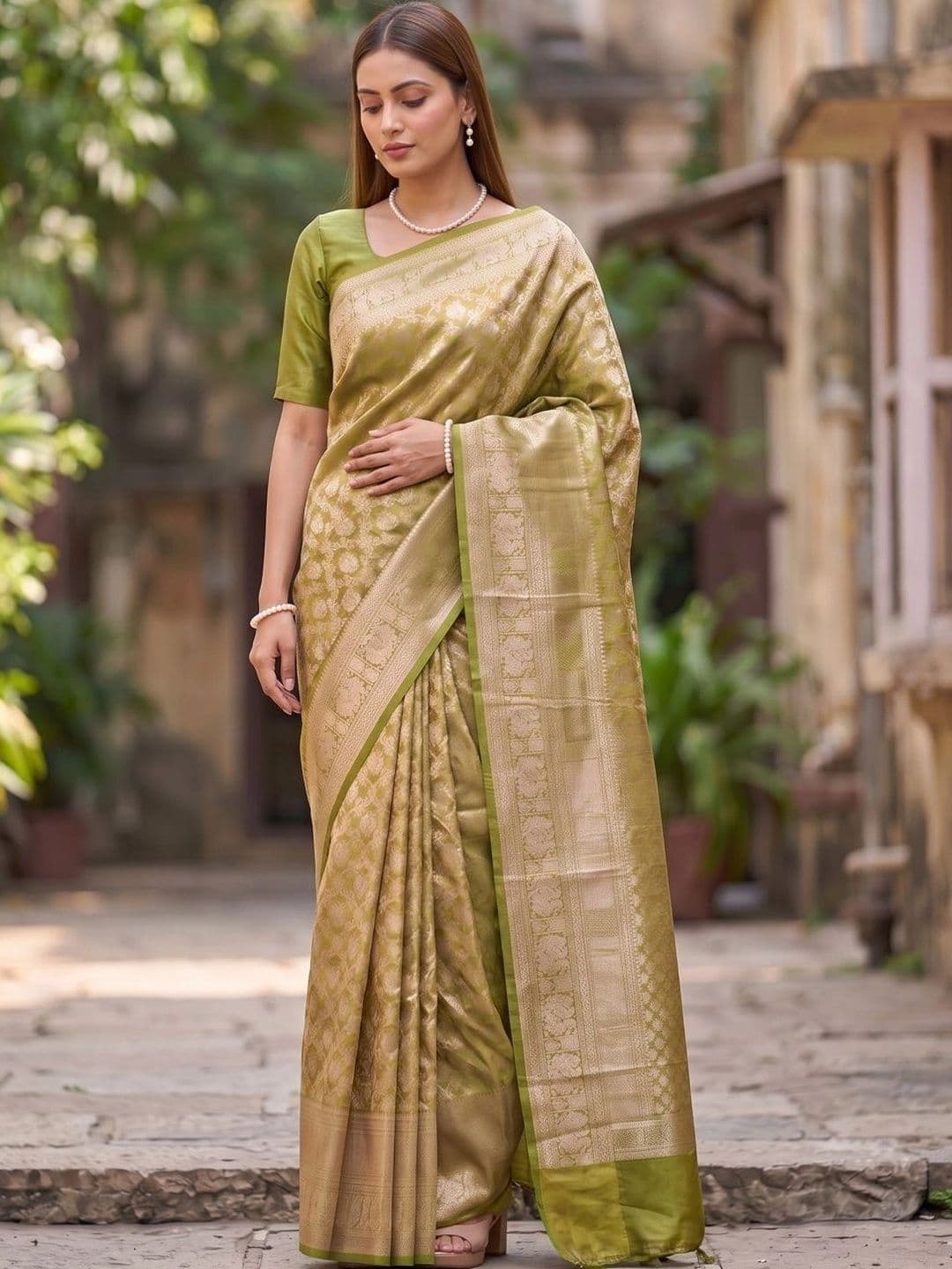 SOURAGYA Floral Zari Silk Blend Banarasi Saree thumbnail 2