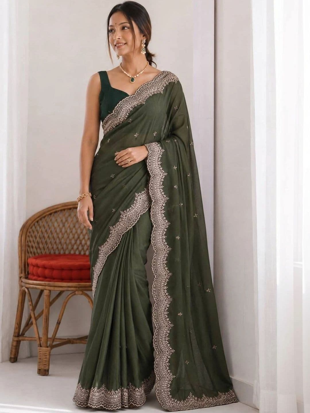 LabelVASTRA Ethnic Motifs Embroidered Poly Georgette Saree thumbnail 4