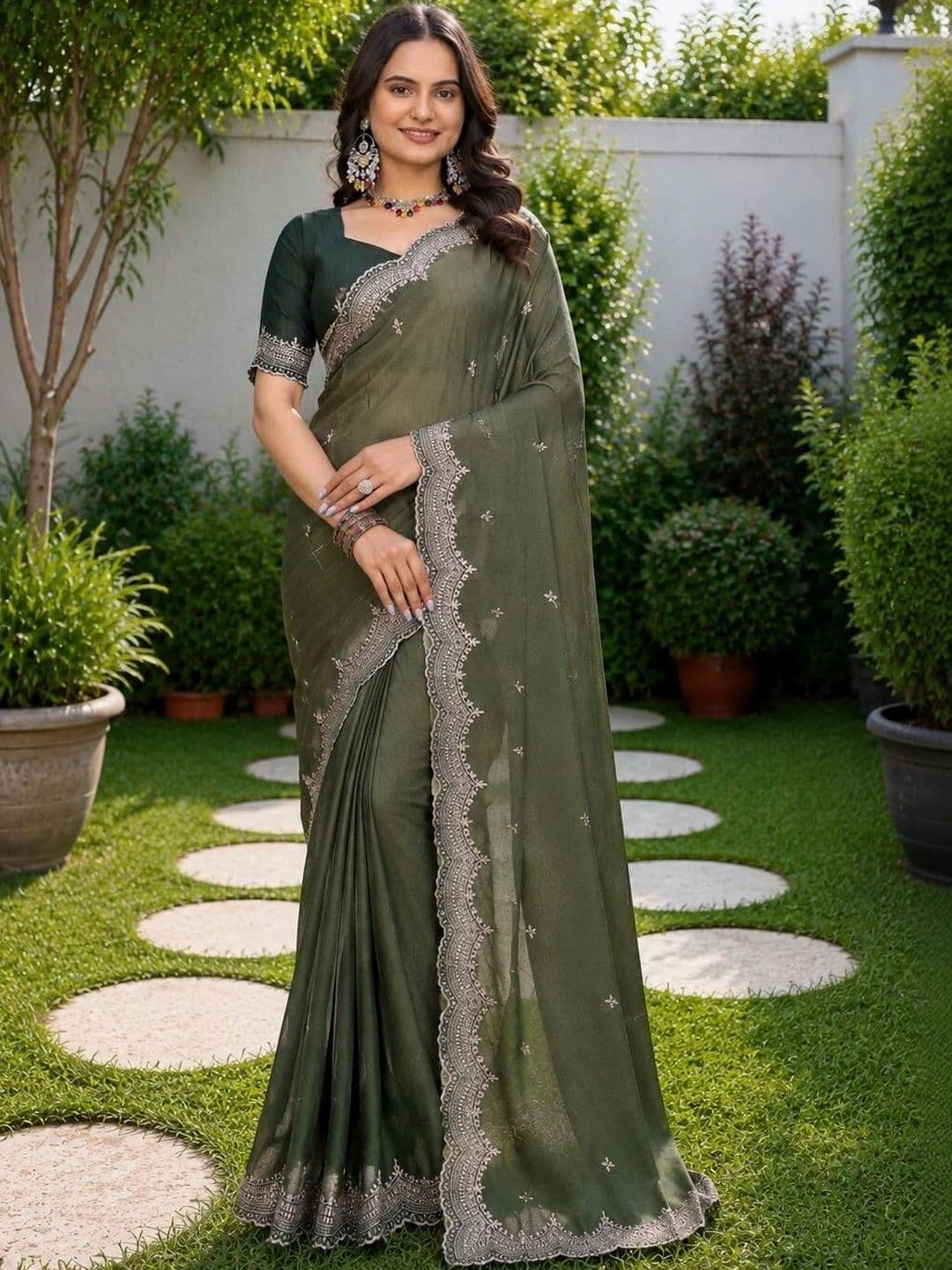 Saanvi Women Ethnic Motifs Embroidered Poly Georgette Saree - view 1