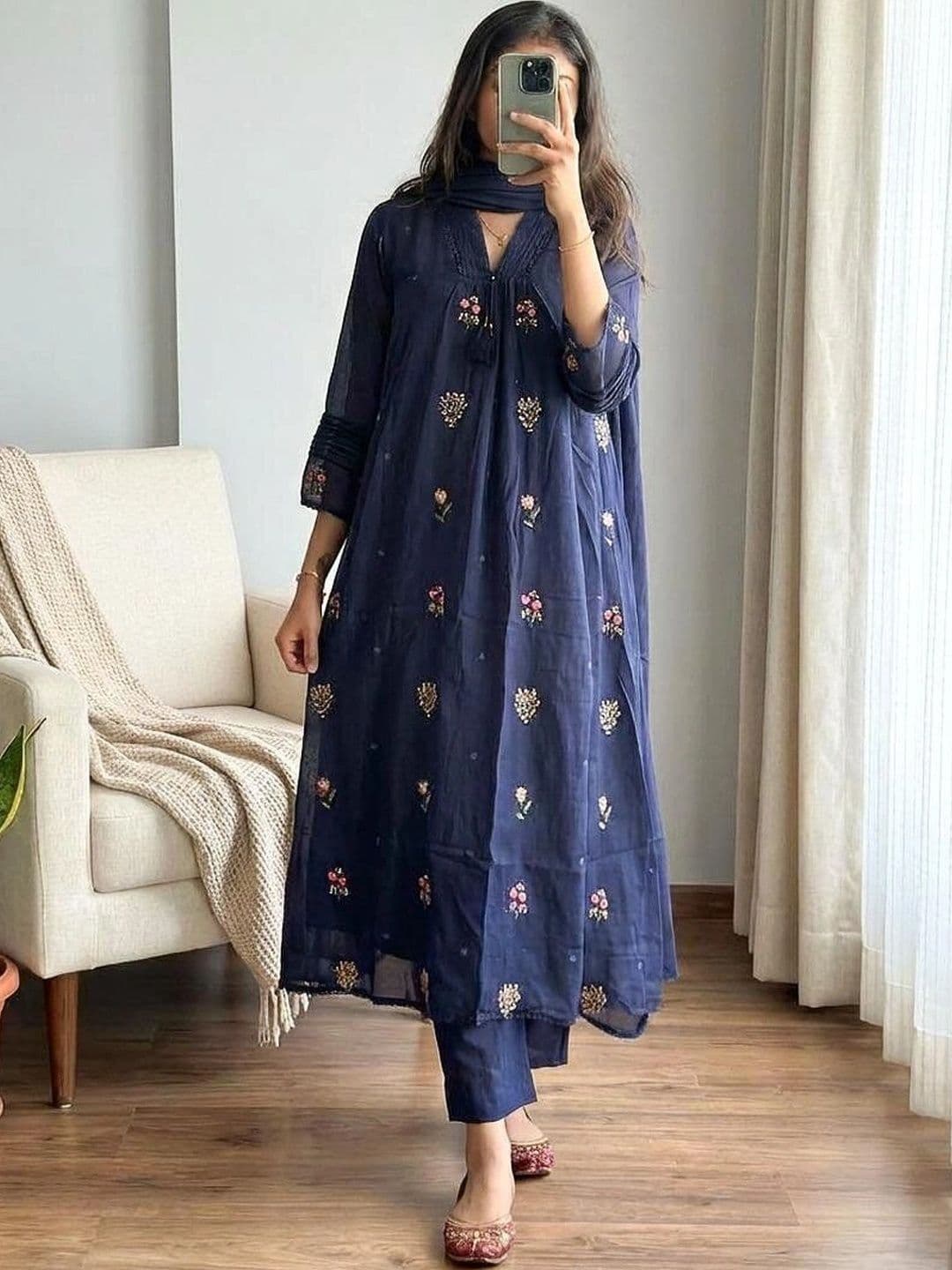 VASTRAPEDIA Women Floral Embroidered Regular Thread Work Pure Cotton Kurta with Trousers & With Dupatta thumbnail 2