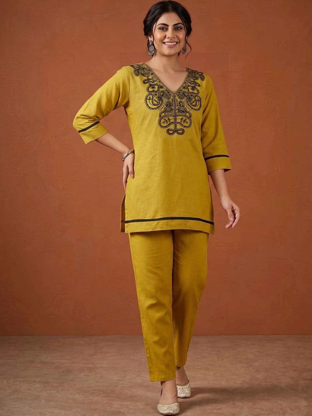 SAINOOR Women Ethnic Motifs Embroidered Regular Thread Work Pure Cotton Kurti with Trousers thumbnail 2