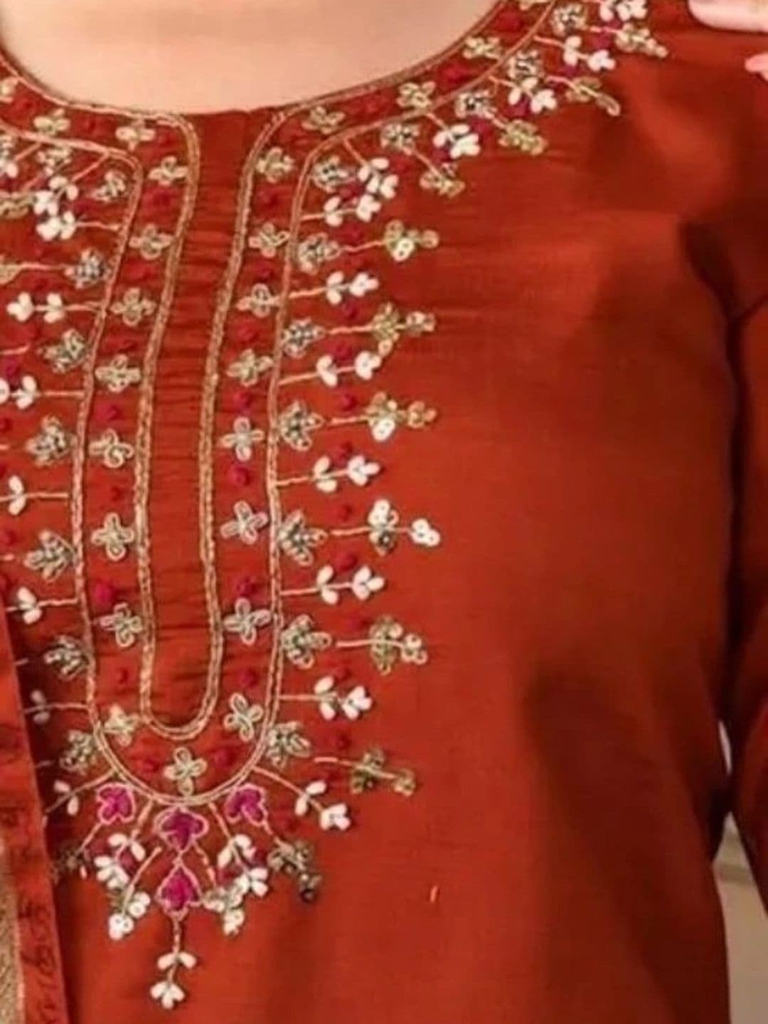 SAVYO Women Ethnic Motifs Embroidered Regular Thread Work Kurta with Trousers thumbnail 2