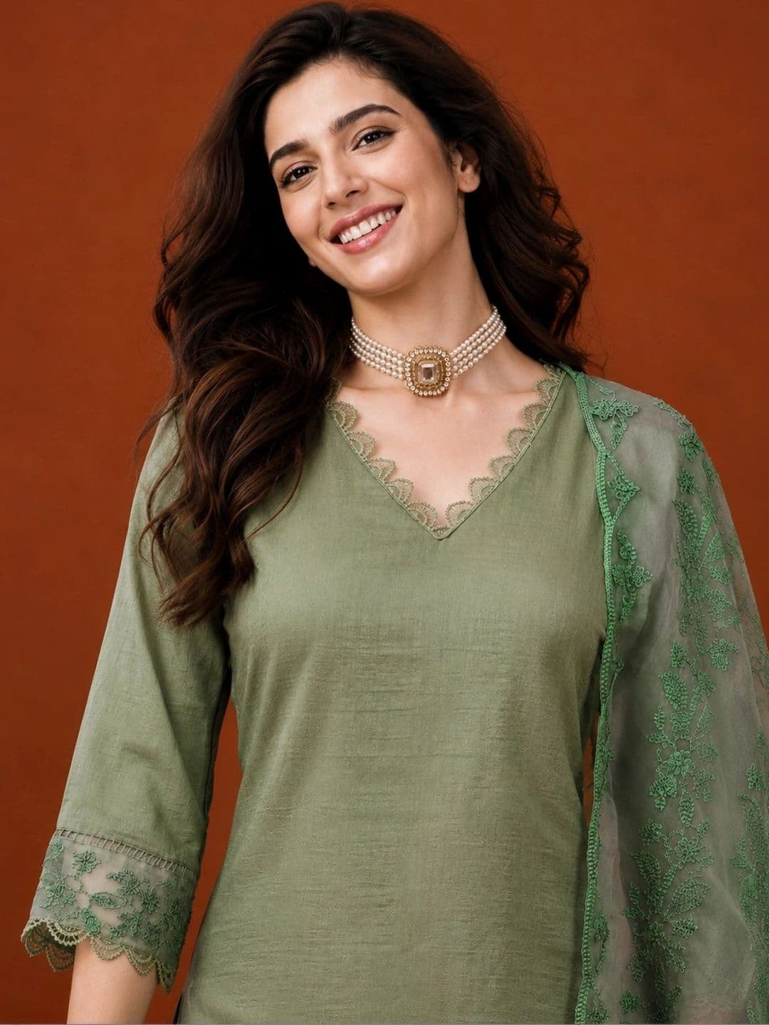 SAINOOR Women Regular Thread Work Kurta Set thumbnail 2