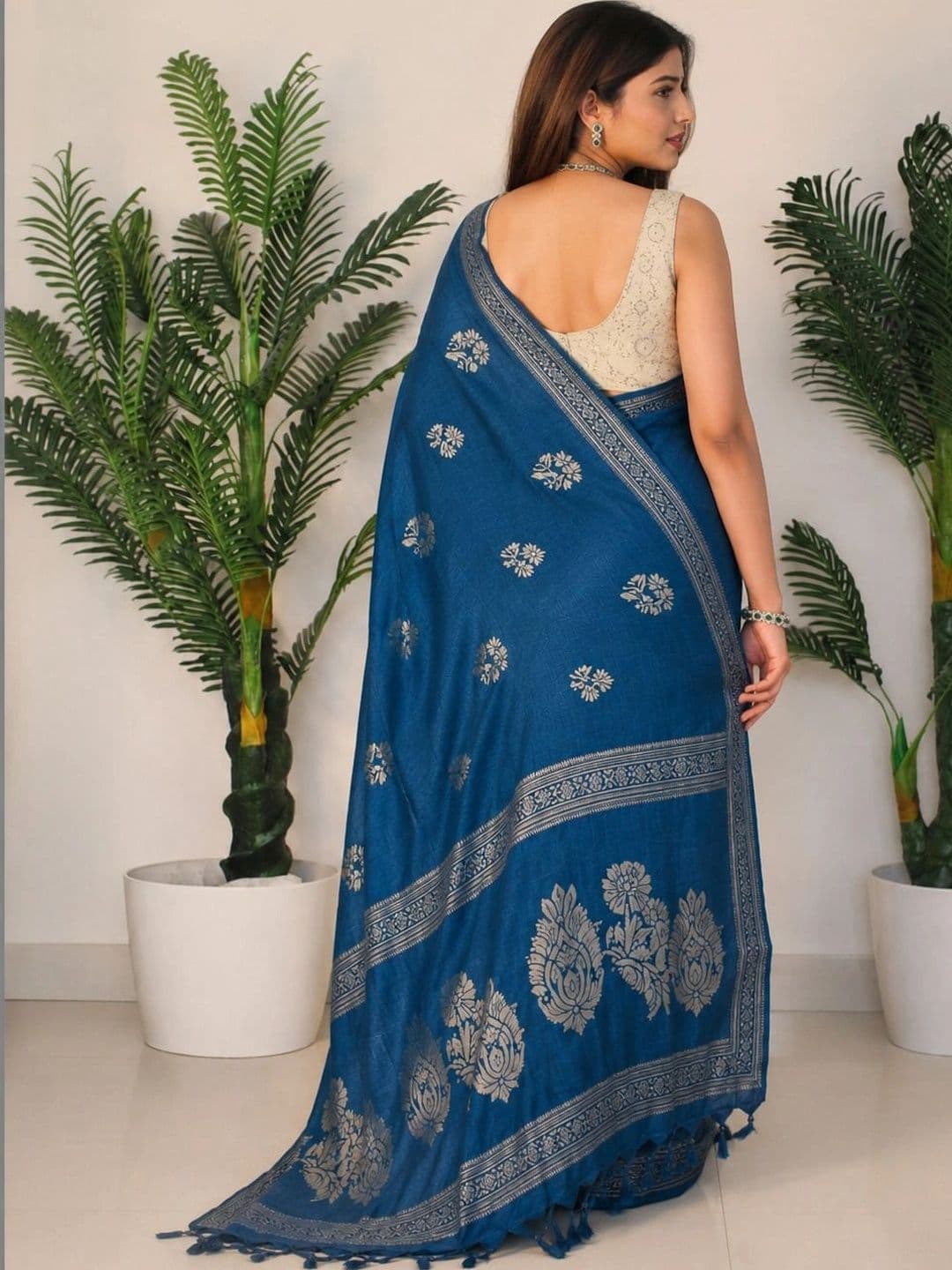 Sanwariya Silk Woven Design Zari Silk Blend Saree thumbnail 3