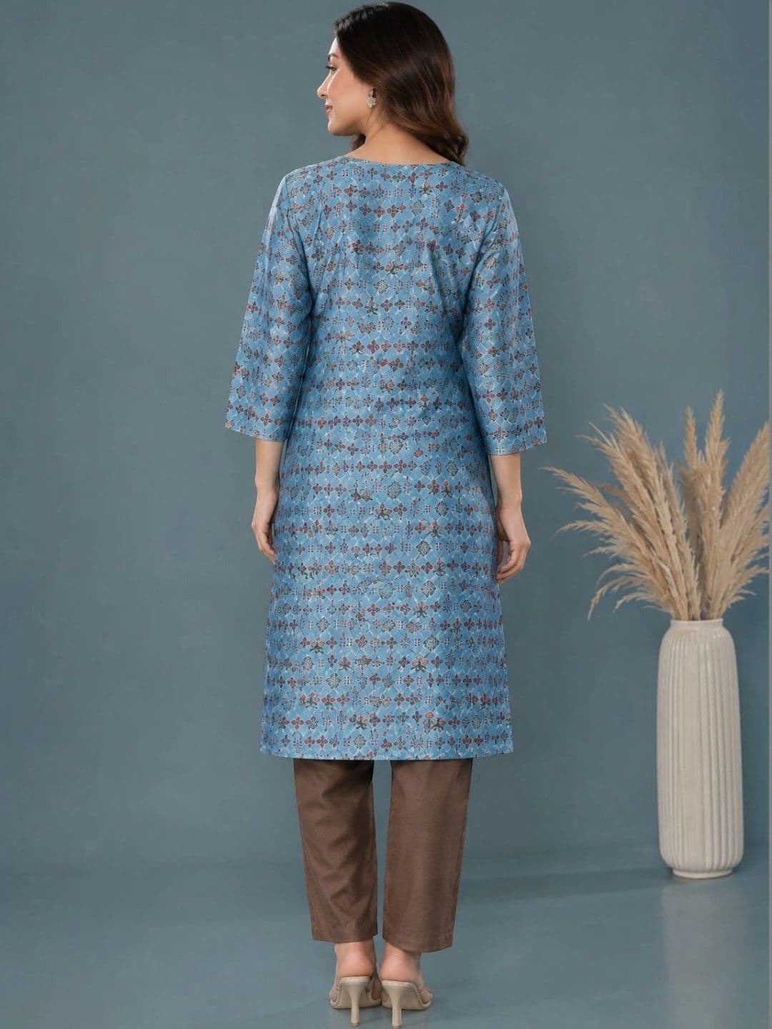 EELIKA Women Ethnic Motifs Printed Satin Straight Kurta with Trousers thumbnail 6