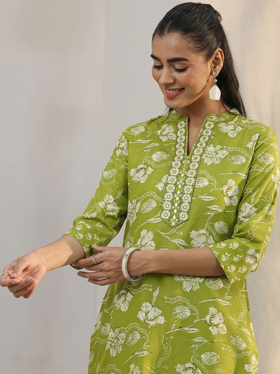 Gerua By Libas Libas Green Floral Printed Cotton Blend Straight Suit Set With Dupatta thumbnail 2