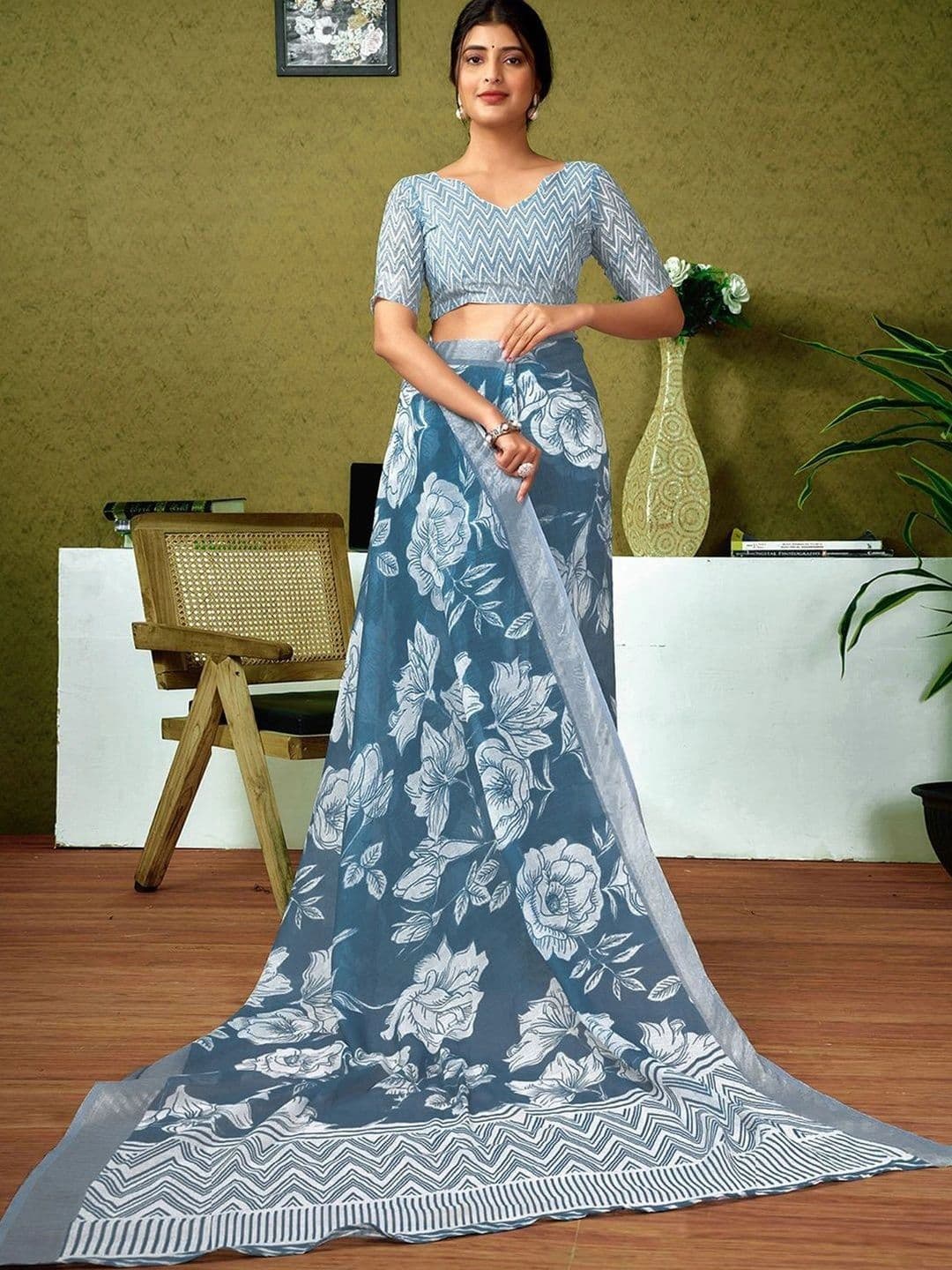 Satrani Floral Zari Pure Linen Designer Saree thumbnail 7
