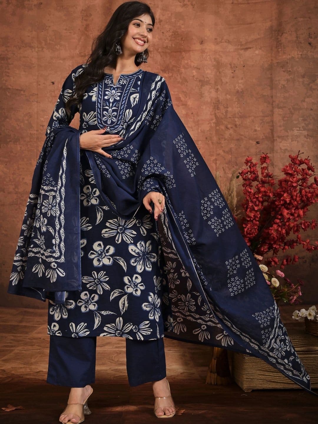 Yashee Women Floral Printed Regular Pure Cotton Kurta with Palazzos & With Dupatta thumbnail 4