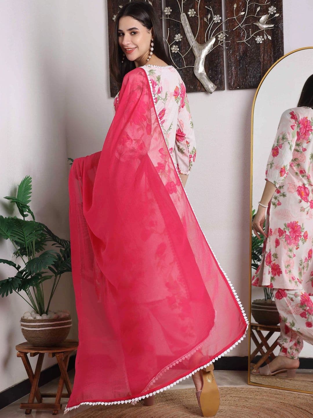 TextileNow Women Floral Printed Regular Kurta with Patiala & With Dupatta thumbnail 3