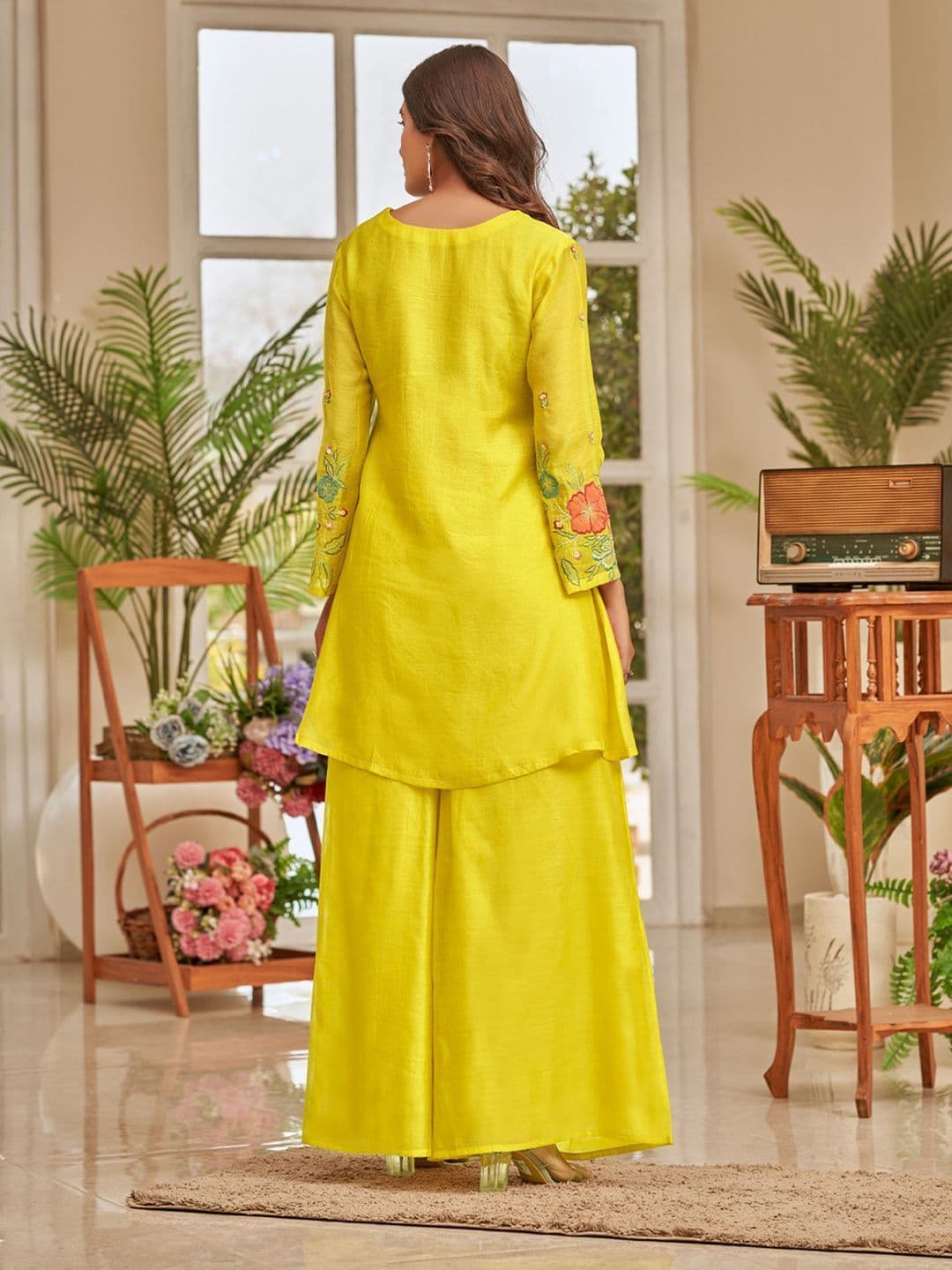 Varanga Women Floral Embroidered Thread Work  Kurta with Palazzos thumbnail 5