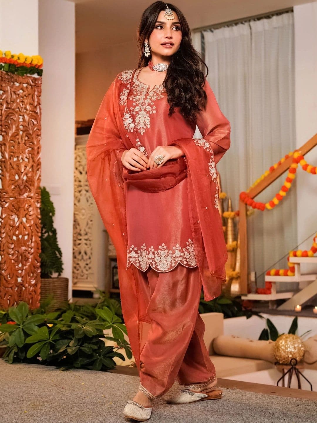 Aeristo Women Ethnic Motifs Embroidered Regular Kurta with Patiala & With Dupatta thumbnail 2