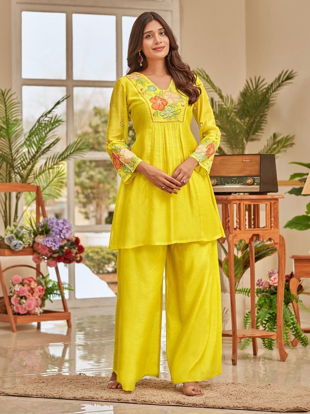Varanga Women Floral Embroidered Thread Work  Kurta with Palazzos thumbnail 3