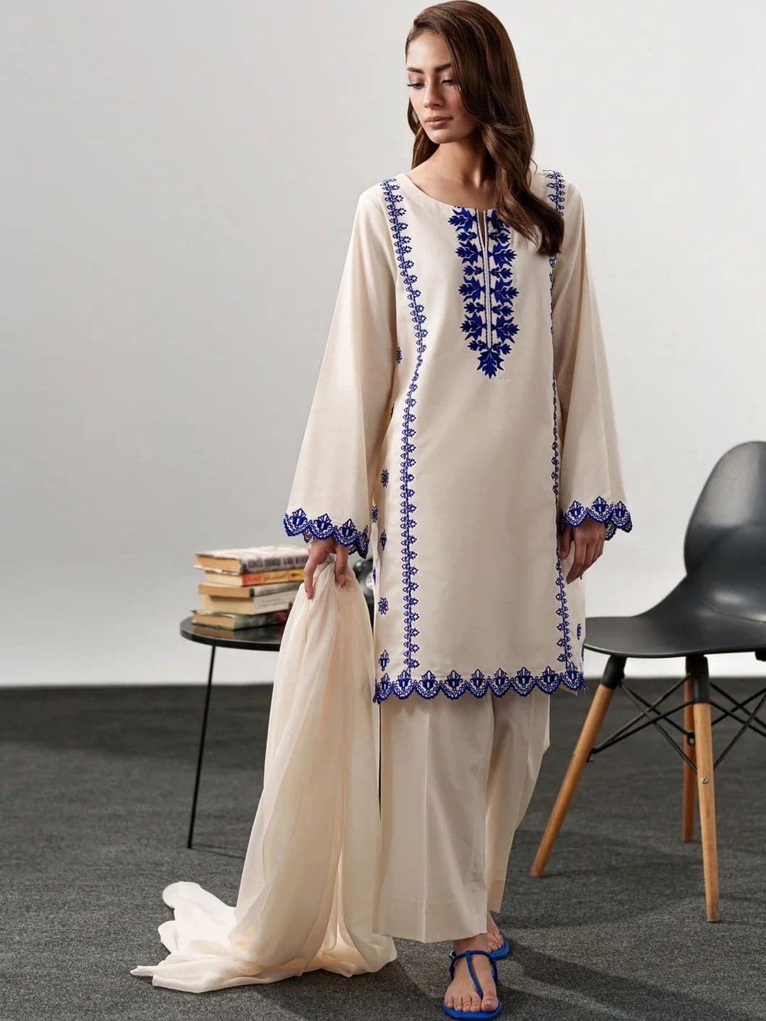 Aeristo Women Ethnic Motifs Embroidered Regular Thread Work Chanderi Silk Kurta with Trousers & With Dupatta - view 1