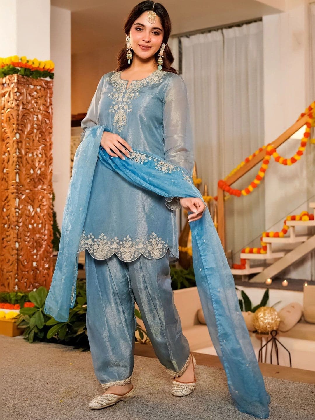 Aeristo Women Ethnic Motifs Embroidered Regular Thread Work Kurti with Patiala & With Dupatta thumbnail 2