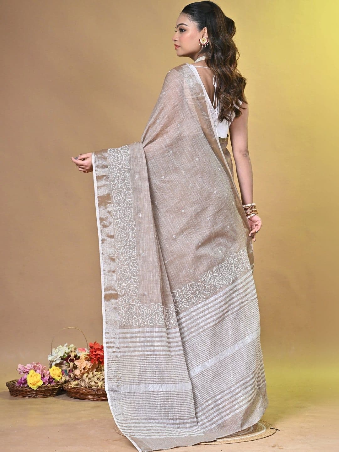 SAANTHA Floral Embroidered Pure Linen Saree thumbnail 3
