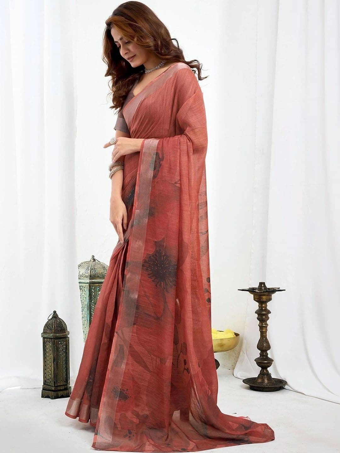 Satrani Floral Zari Pure Linen Designer Saree thumbnail 4
