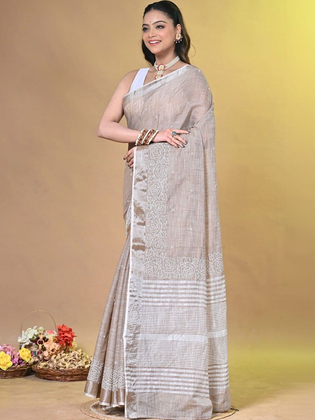 SAANTHA Floral Embroidered Pure Linen Saree thumbnail 2
