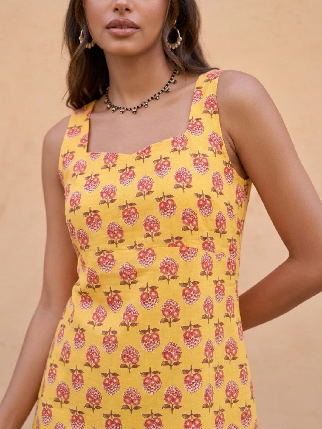 fusion by glitchez Floral Printed Sweetheart Neck Straight Pure Cotton Kurti With Tie-Ups thumbnail 5