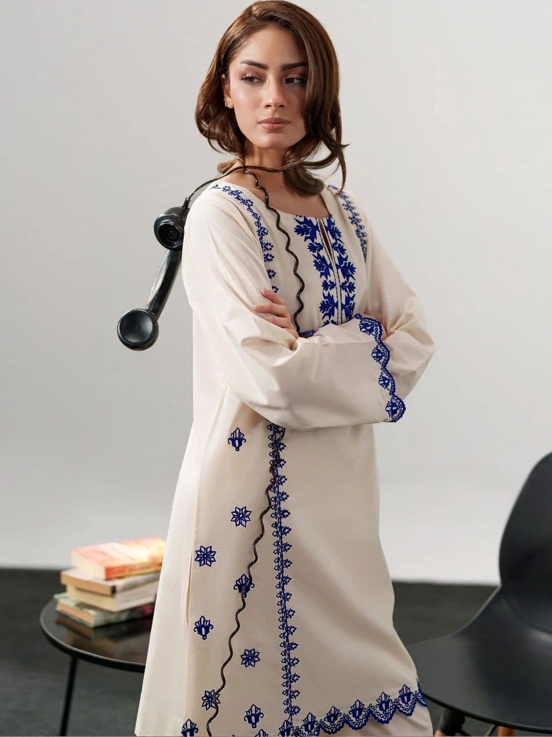 Aeristo Women Ethnic Motifs Embroidered Regular Thread Work Chanderi Silk Kurta with Trousers & With Dupatta thumbnail 3