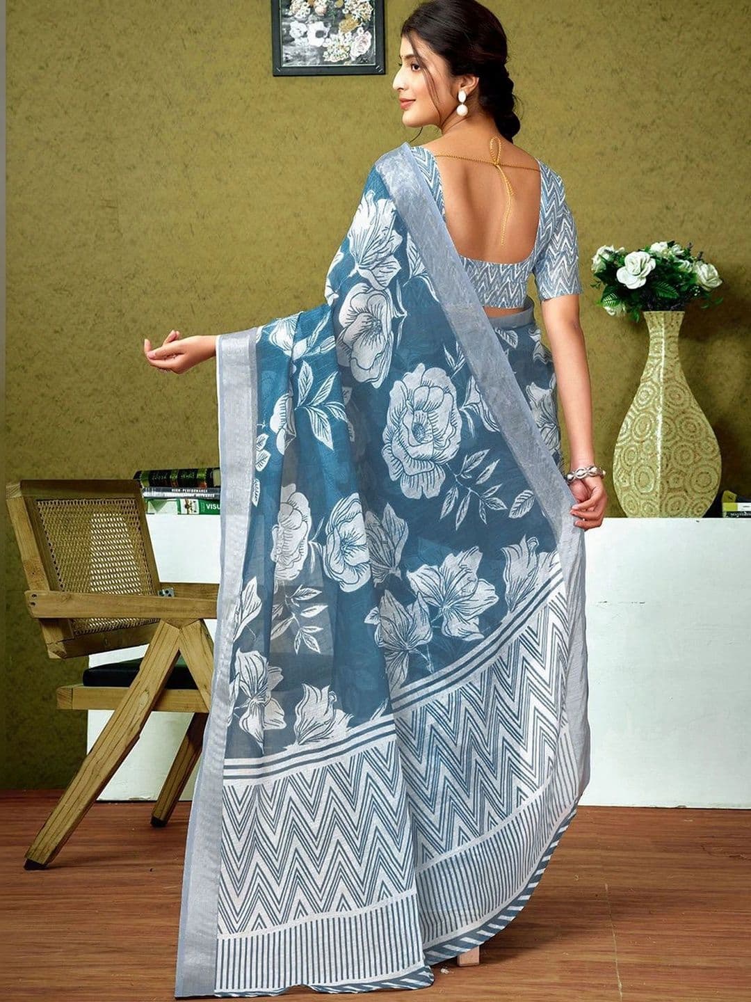 Satrani Floral Zari Pure Linen Designer Saree thumbnail 4