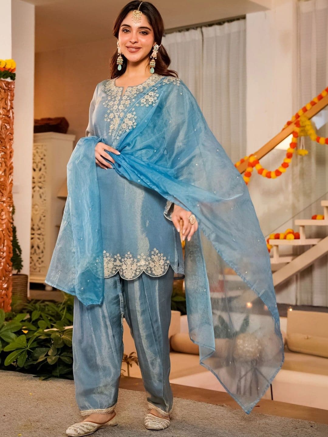 Aeristo Women Ethnic Motifs Embroidered Regular Thread Work Kurti with Patiala & With Dupatta thumbnail 3
