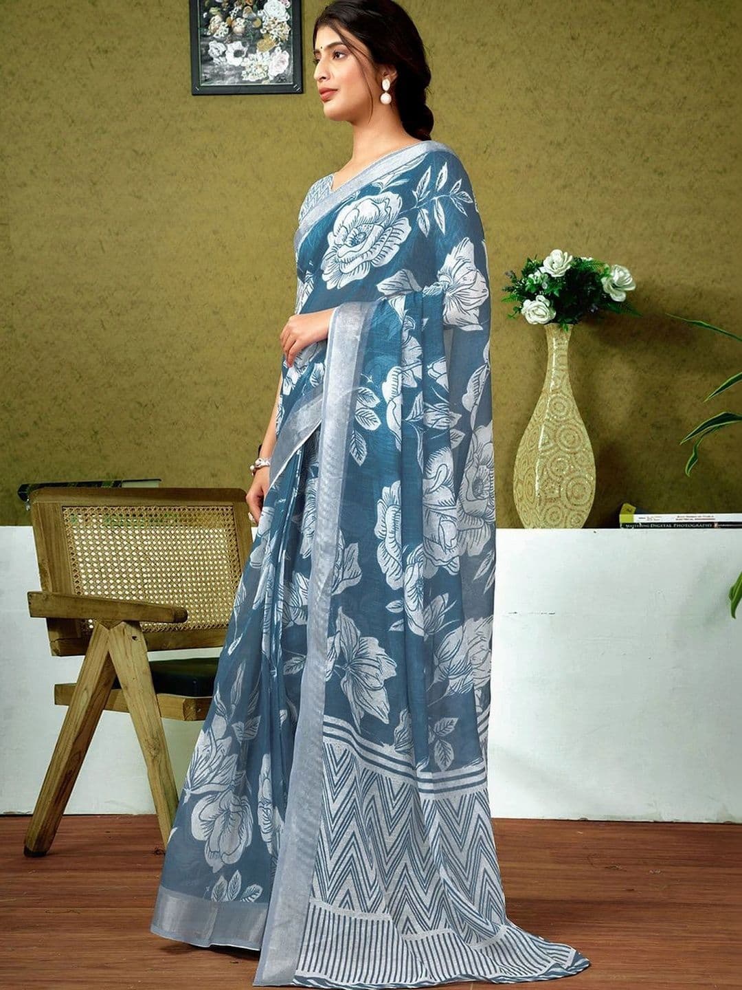 Satrani Floral Zari Pure Linen Designer Saree thumbnail 5
