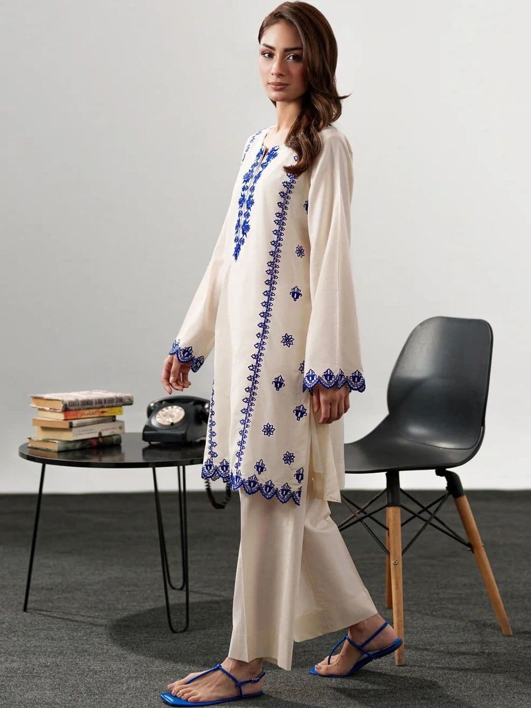 Aeristo Women Ethnic Motifs Embroidered Regular Thread Work Chanderi Silk Kurta with Trousers & With Dupatta thumbnail 6