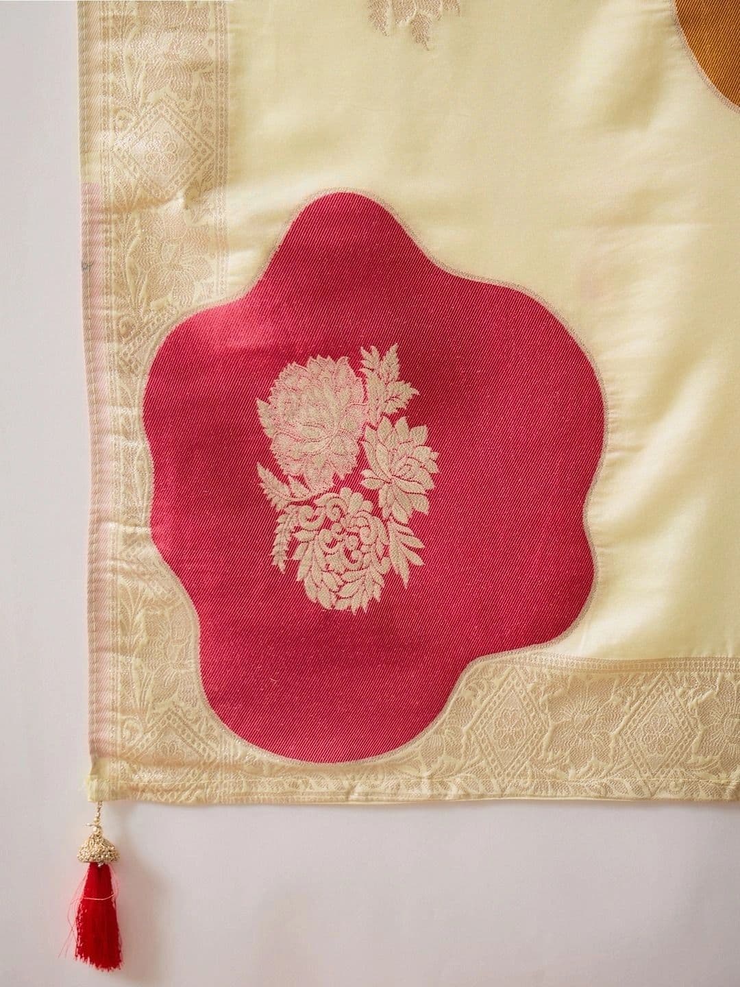 Saree mall Floral Zari Silk Blend Designer Sarees thumbnail 4