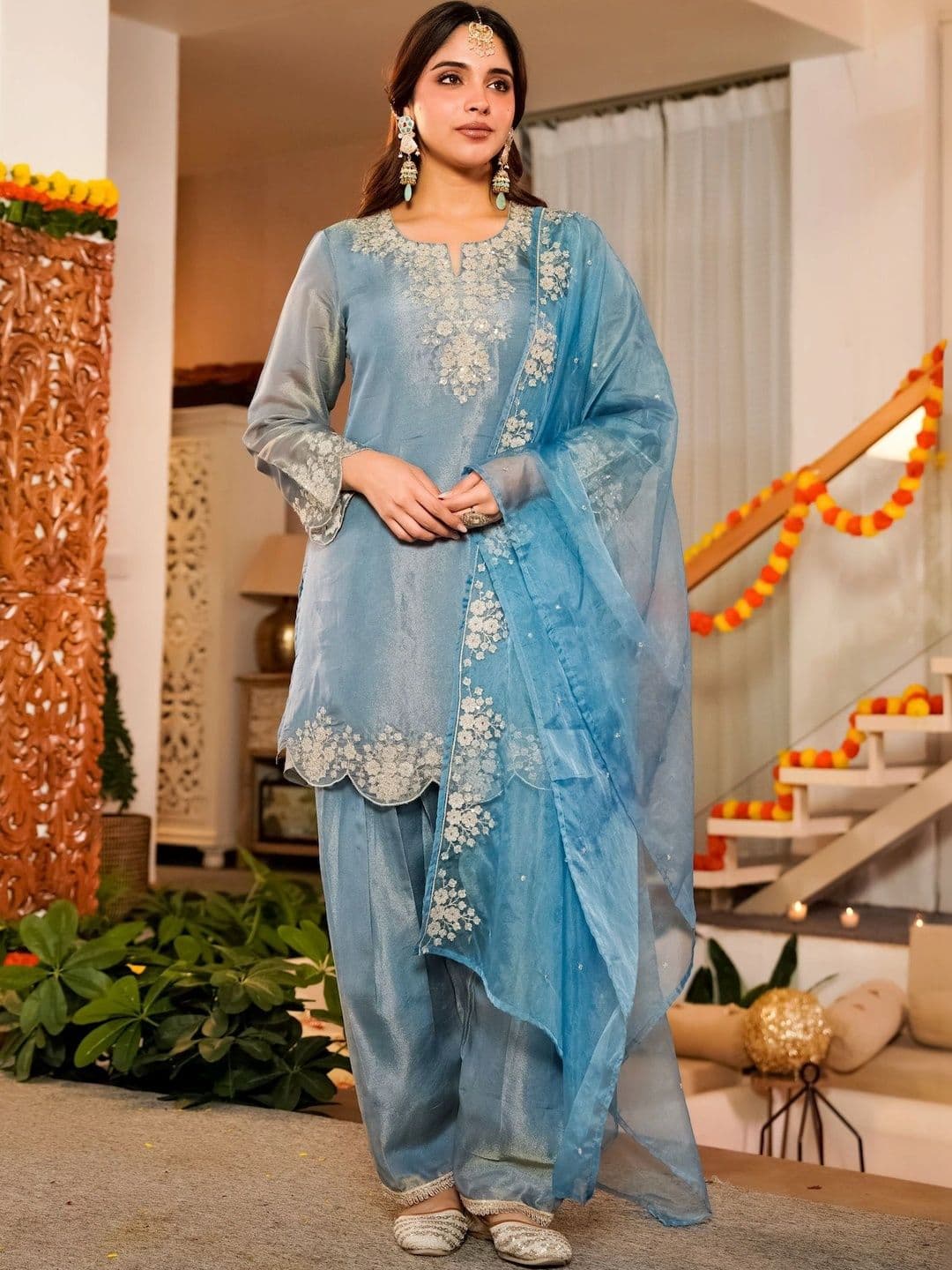 Aeristo Women Ethnic Motifs Embroidered Regular Thread Work Kurti with Patiala & With Dupatta - view 1