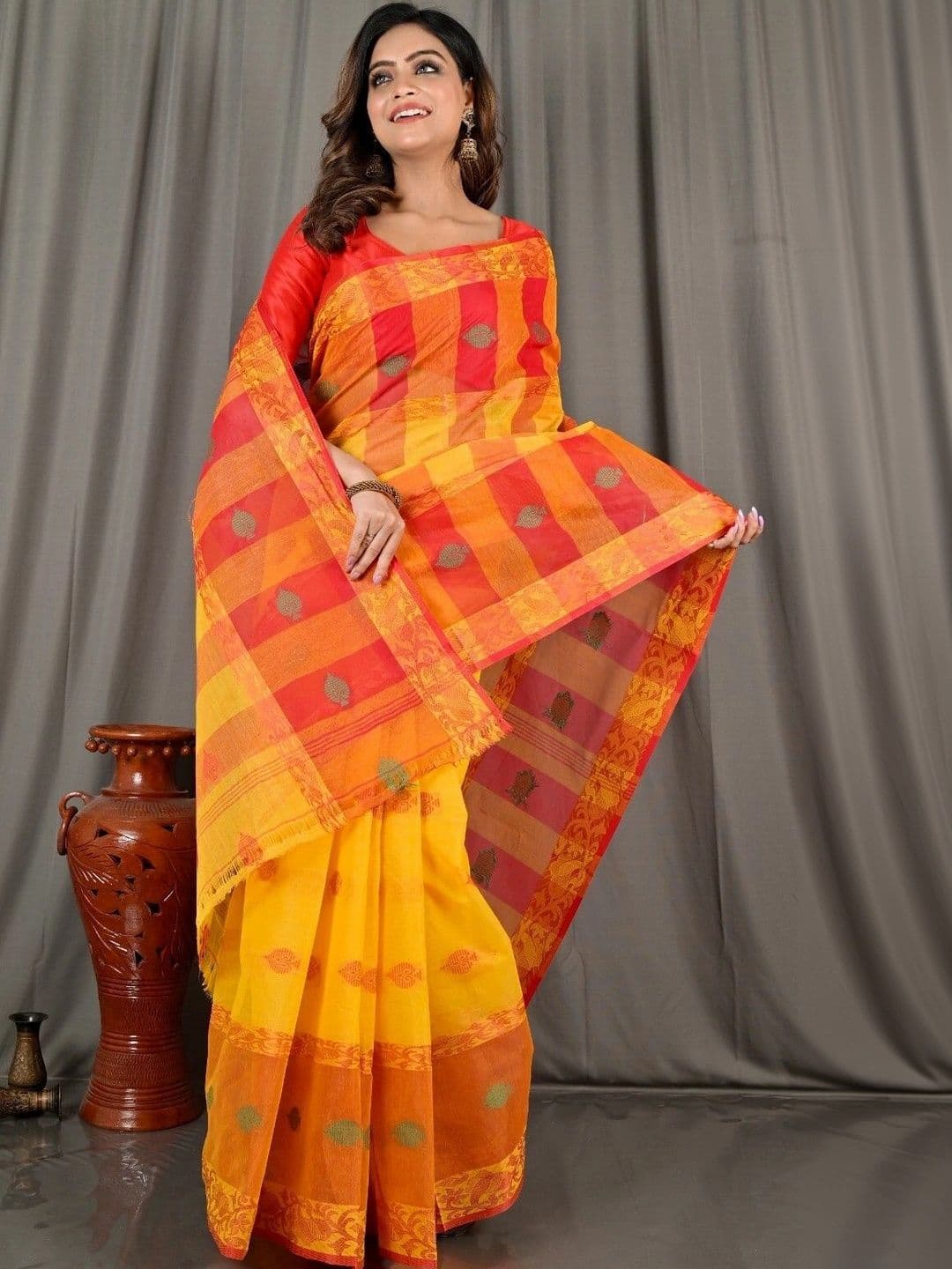 KALINI Checked Pure Cotton Taant Saree thumbnail 3