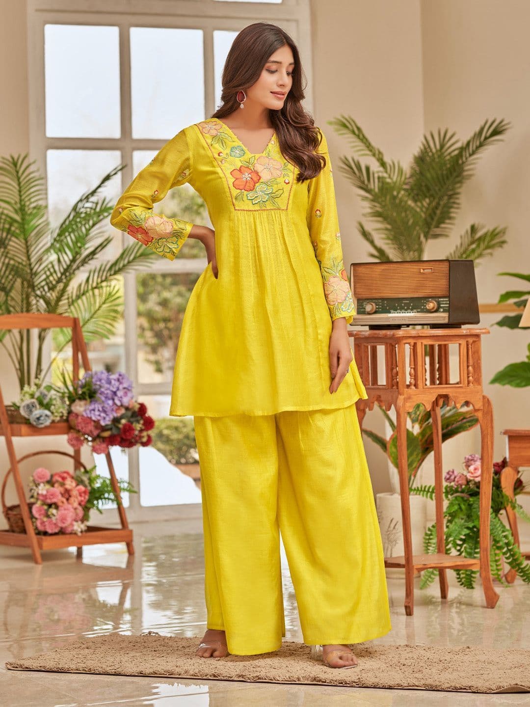 Varanga Women Floral Embroidered Thread Work  Kurta with Palazzos thumbnail 4