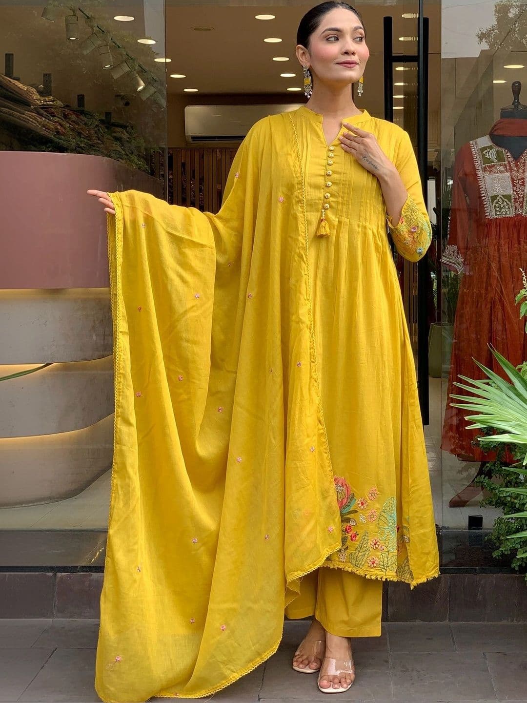 Aeristo Regular Thread Work Chanderi Silk Kurta with Trousers & With Dupatta thumbnail 3