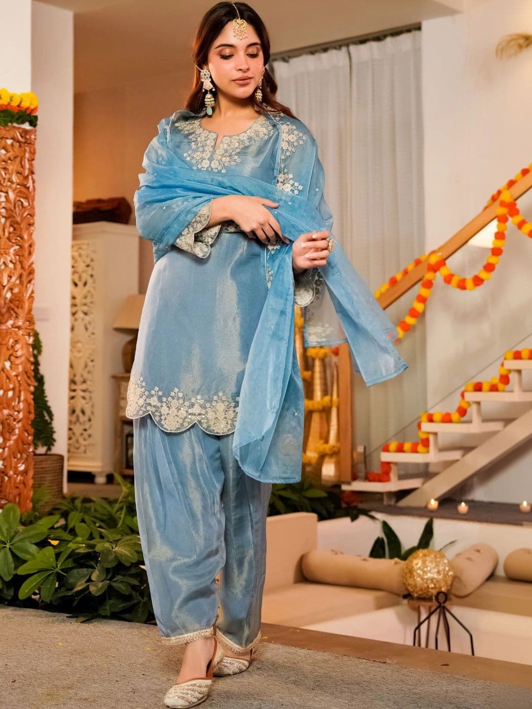 Aeristo Women Ethnic Motifs Embroidered Regular Thread Work Kurti with Patiala & With Dupatta thumbnail 6