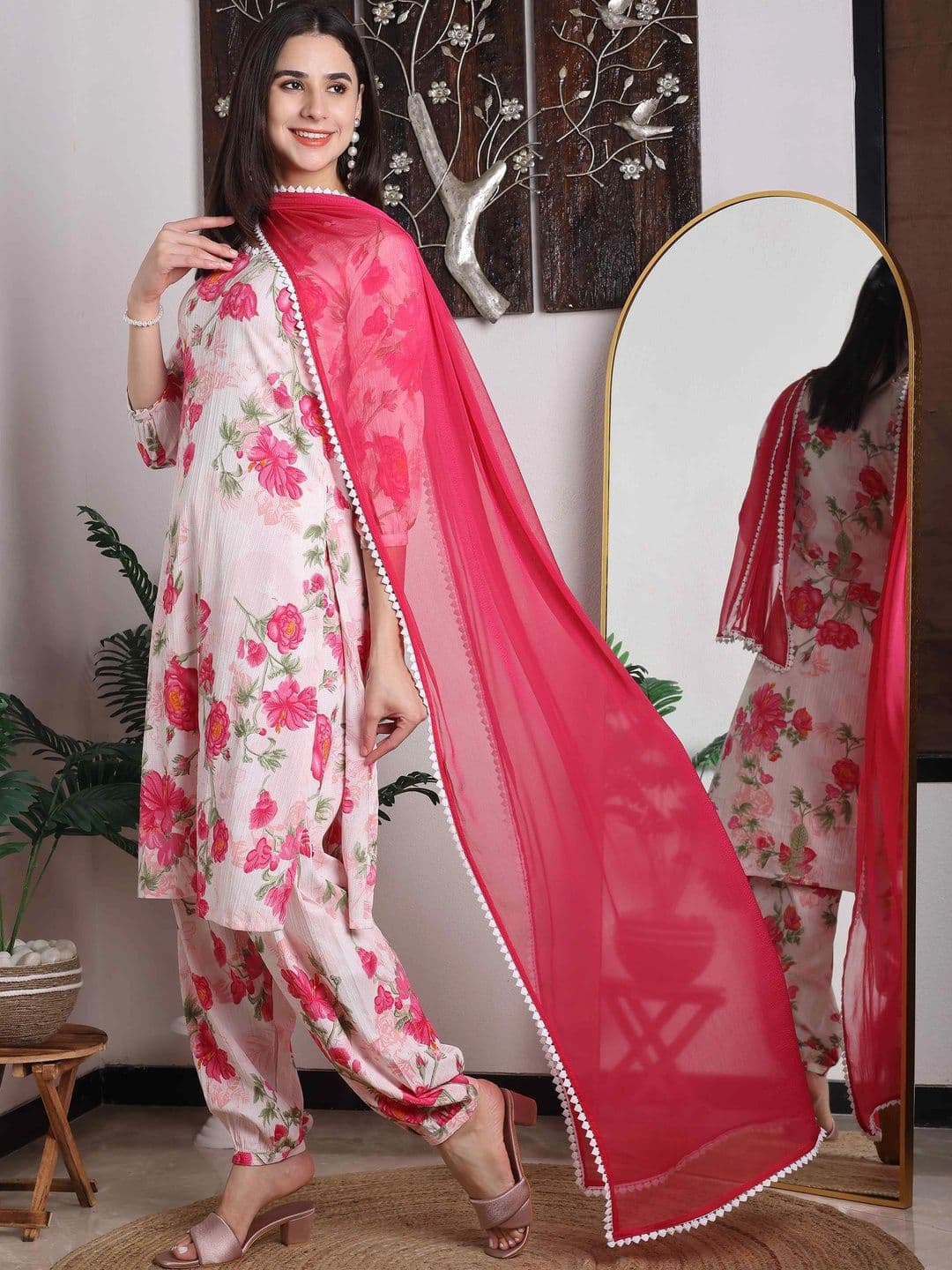 TextileNow Women Floral Printed Regular Kurta with Patiala & With Dupatta thumbnail 4
