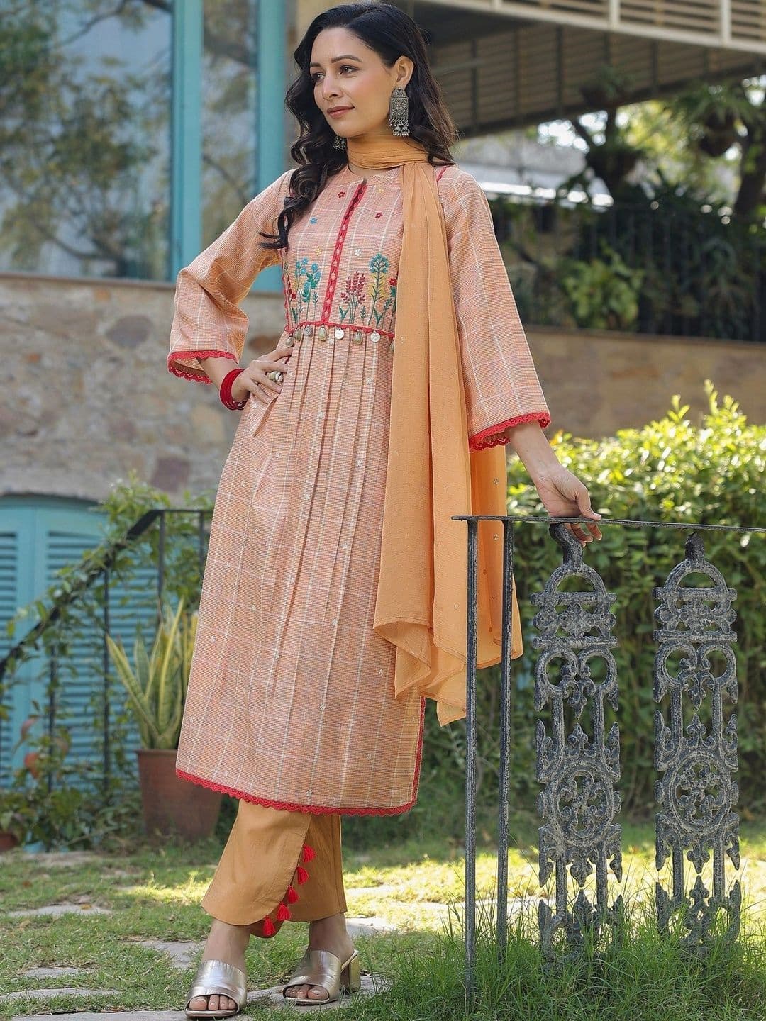 AARAAS Women A- line Thread Work Kurta Set with Dupatta thumbnail 2