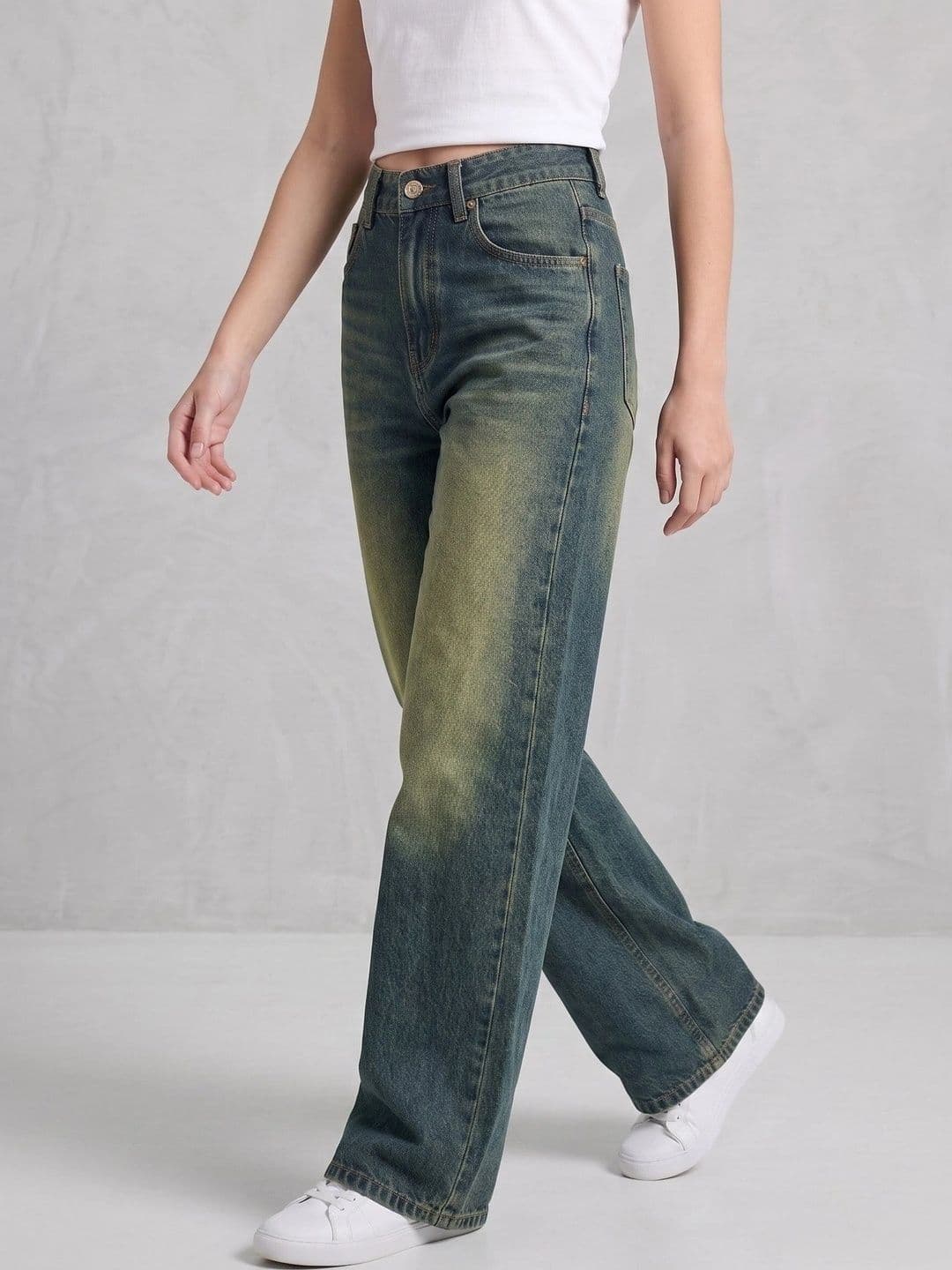 Roadster Women Straight Fit High-Rise Light Fade Jeans thumbnail 4