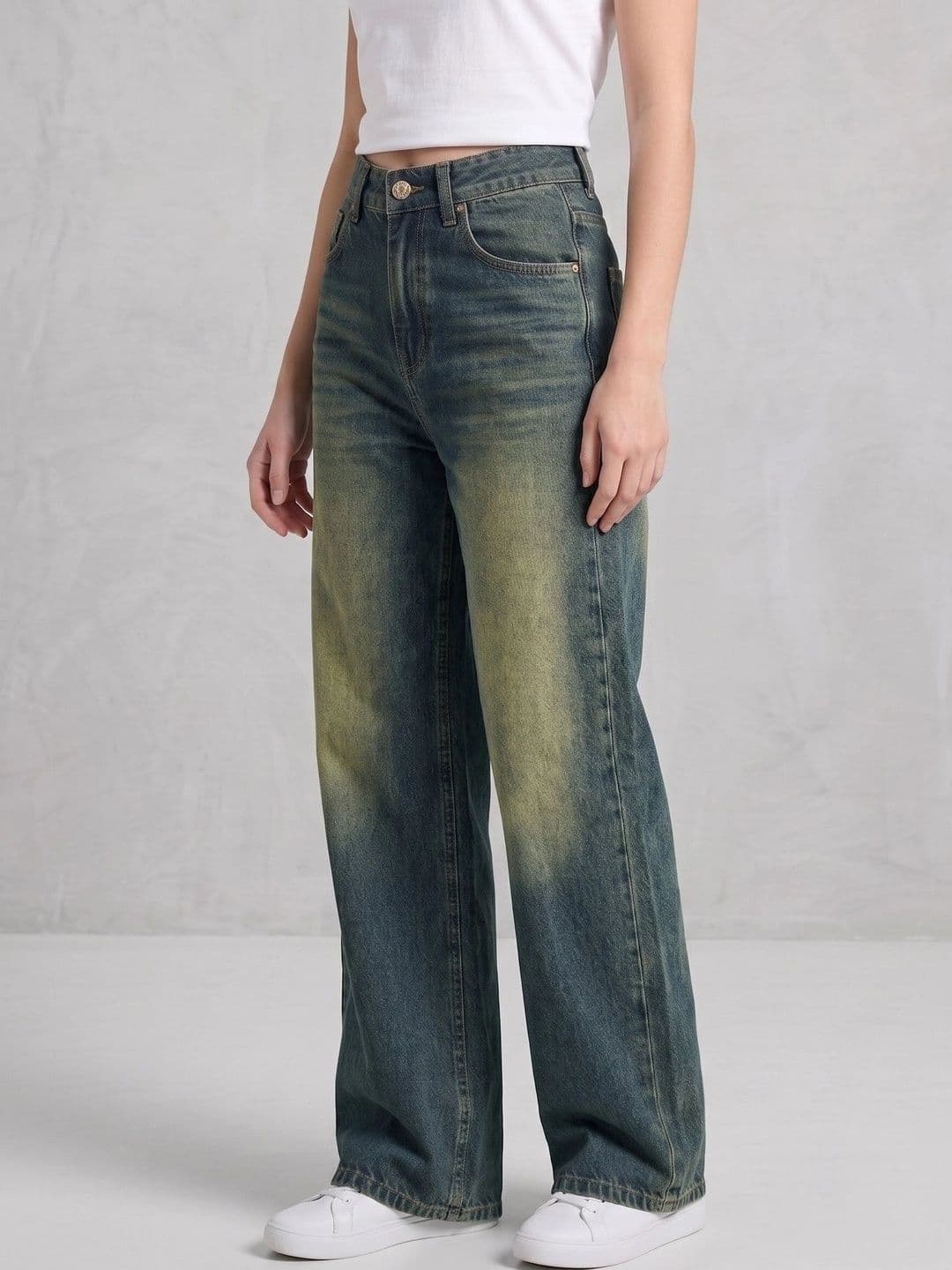 Roadster Women Straight Fit High-Rise Light Fade Jeans thumbnail 5