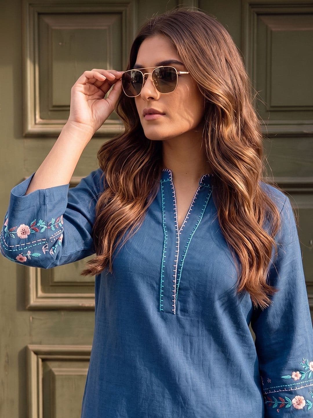 Varanga Women Floral Embroidered Regular Thread Work Kurta with Trousers thumbnail 7