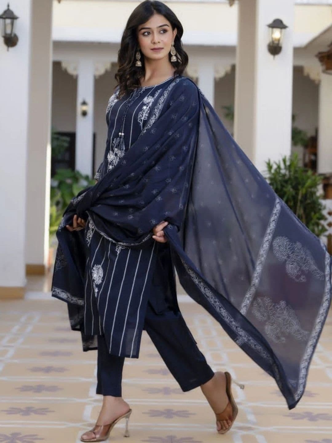 sarachna Women Ethnic Motifs Embroidered Regular Thread Work Pure Cotton Kurta with Trousers & With Dupatta thumbnail 3
