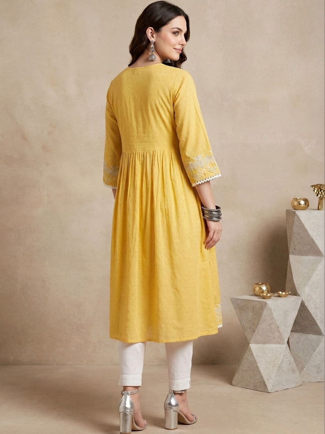 Sangria Women Embellished Thread Work Kurta thumbnail 4