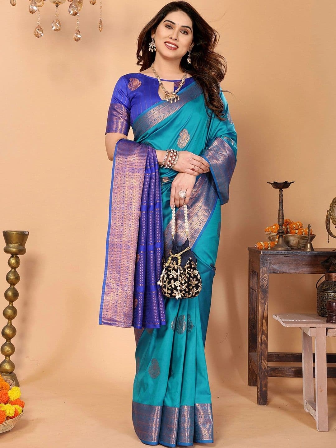 DEVANSH ENTERPRISE Paisley Zari Silk Blend Banarasi Saree thumbnail 2