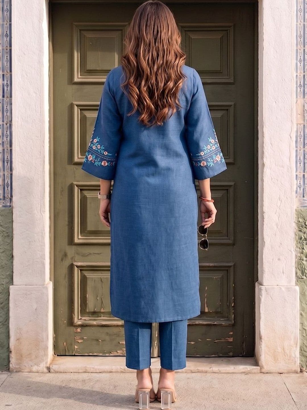 Varanga Women Floral Embroidered Regular Thread Work Kurta with Trousers thumbnail 5