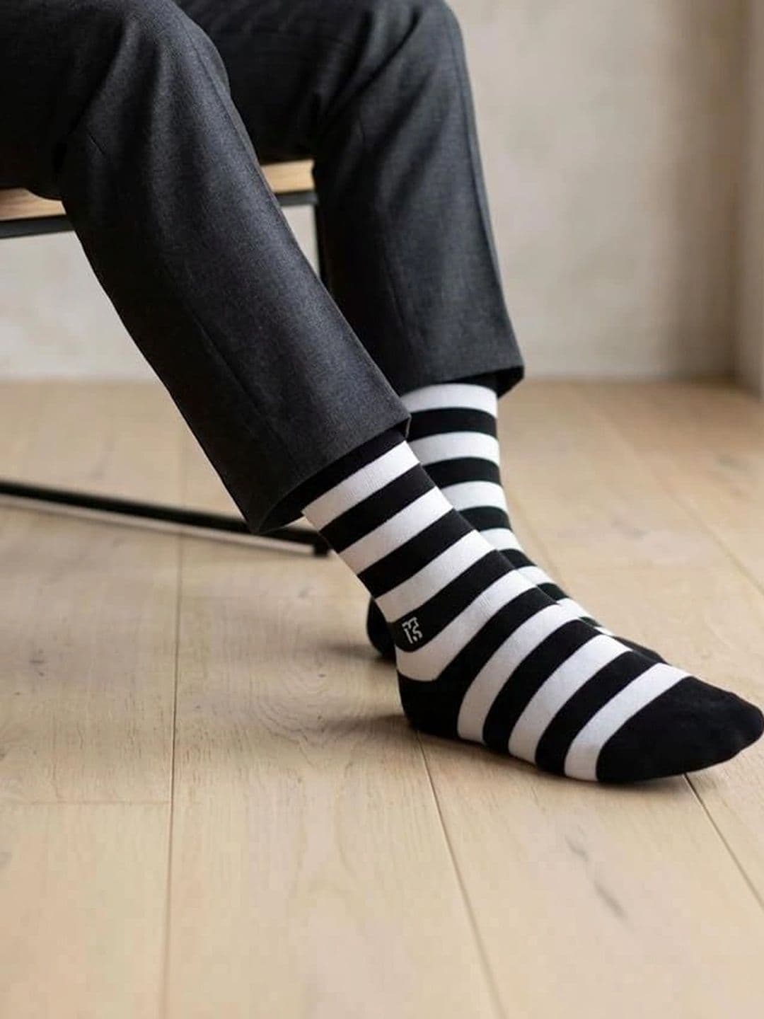 Kikitoes Men Pack of 2 Bamboo Crew Socks Striped Polka Dot Anti-Odour Moisture Wicking thumbnail 3