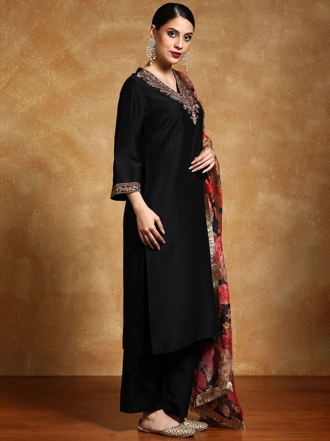 Varanga Floral Yoke Design V-Neck Straight Kurta With Trousers And Dupatta thumbnail 6