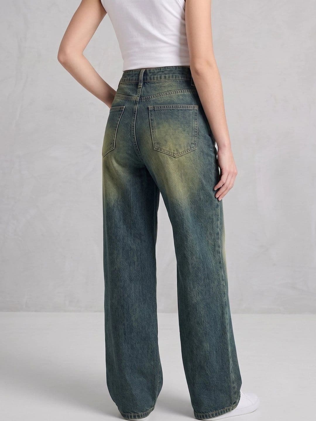 Roadster Women Straight Fit High-Rise Light Fade Jeans thumbnail 3