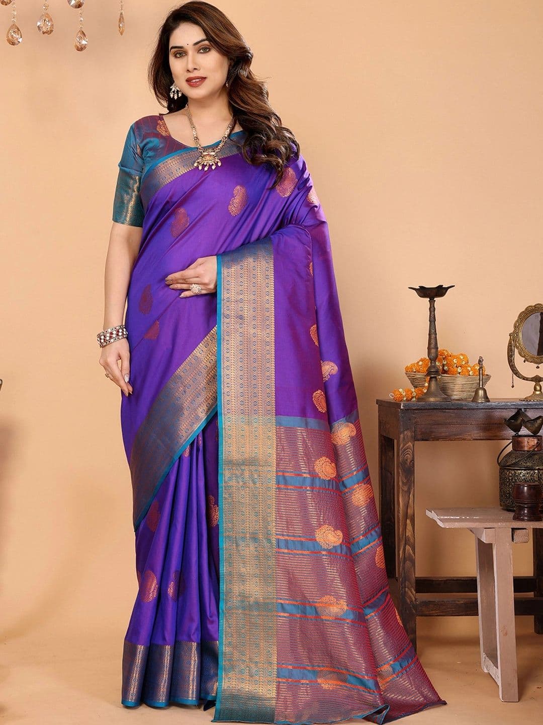 DEVANSH ENTERPRISE Woven Design Zari Silk Blend Banarasi Saree thumbnail 4