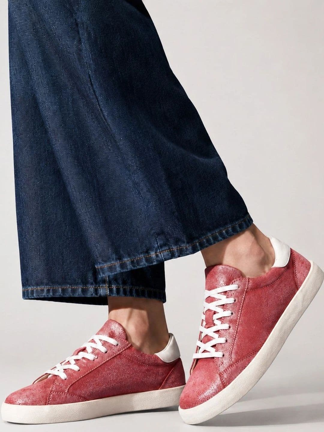 Suo Women Textured Leather Sneakers thumbnail 6