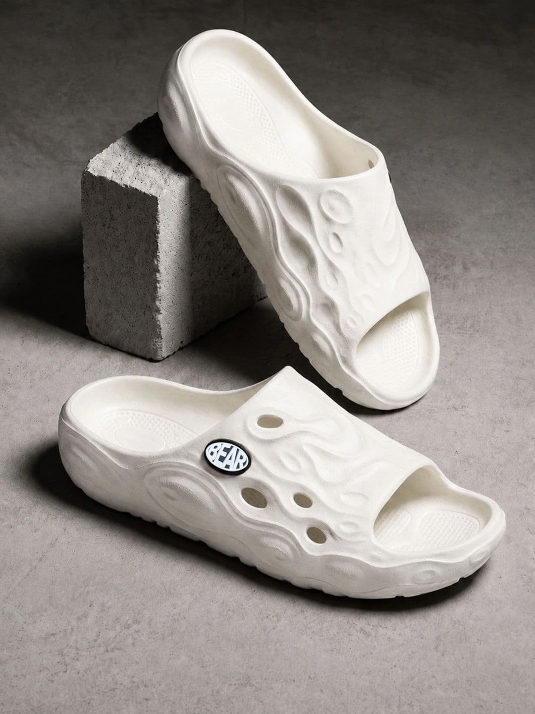 THE BEAR HOUSE Men Solid White Open-Toe Slip-On Sliders - view 1