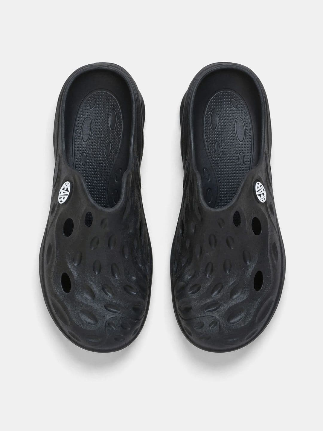 THE BEAR HOUSE Men Solid Black Slip-On Clogs thumbnail 3