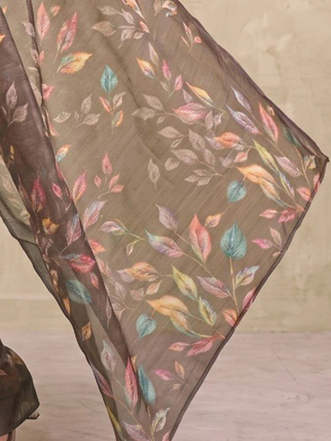 SAARA Printed Dark Olive Green Linen Ready to wear saree With Unstiched Blouse thumbnail 4